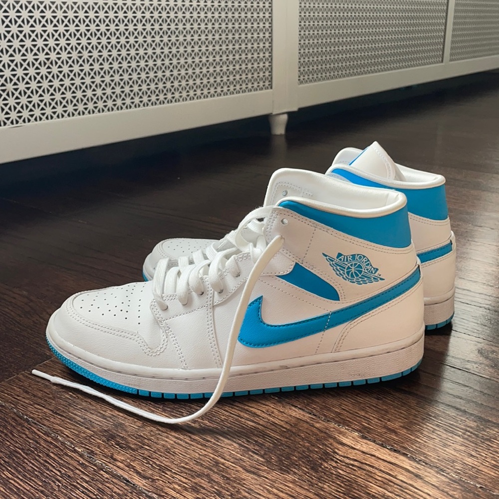 Women’s Air Jordan 1 Mid UNC Sz 9.5